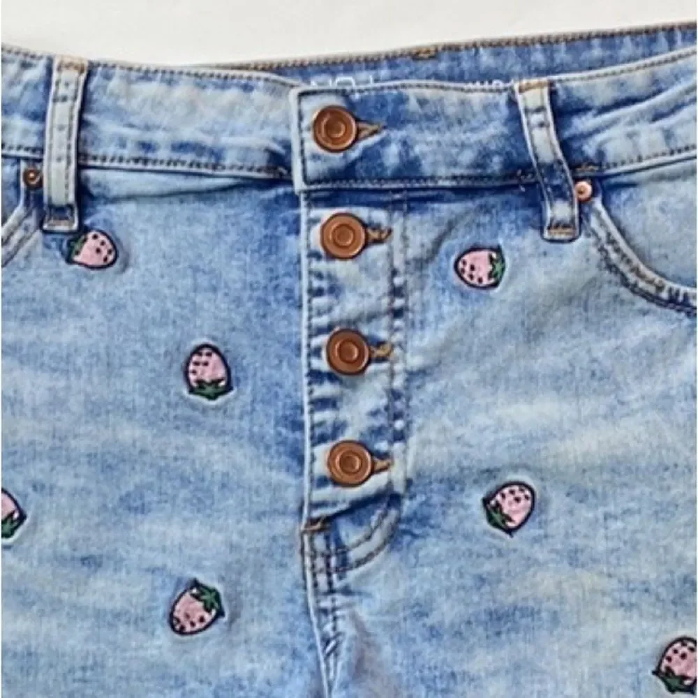 No Boundaries Strawberry’s  Junior Short Size 13